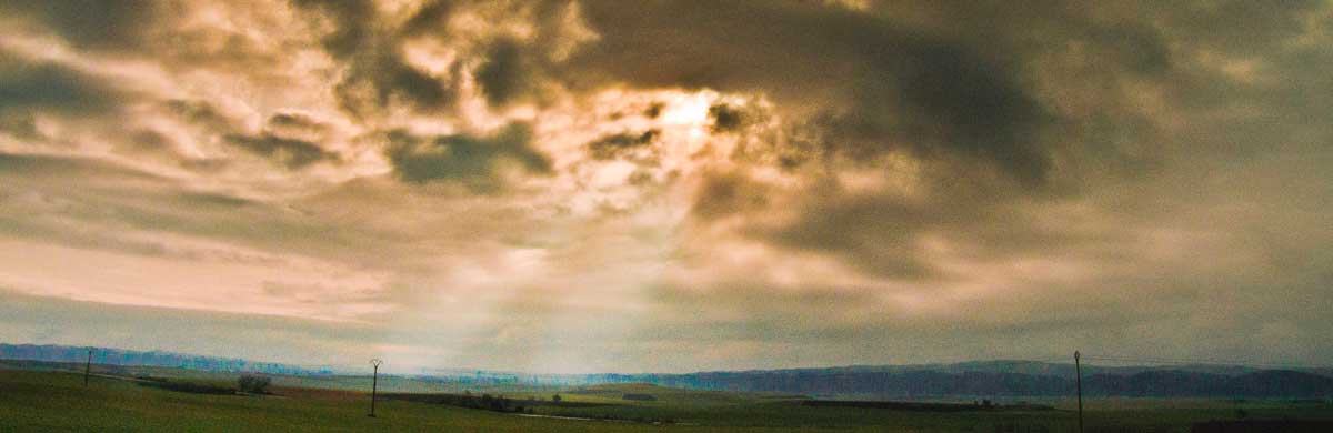 Desde Pensión Ostadar comenzamos la etapa 7 del Camino de Santiago, de Los Arcos a Viana o Logroño. Un cielo precioso y extraño